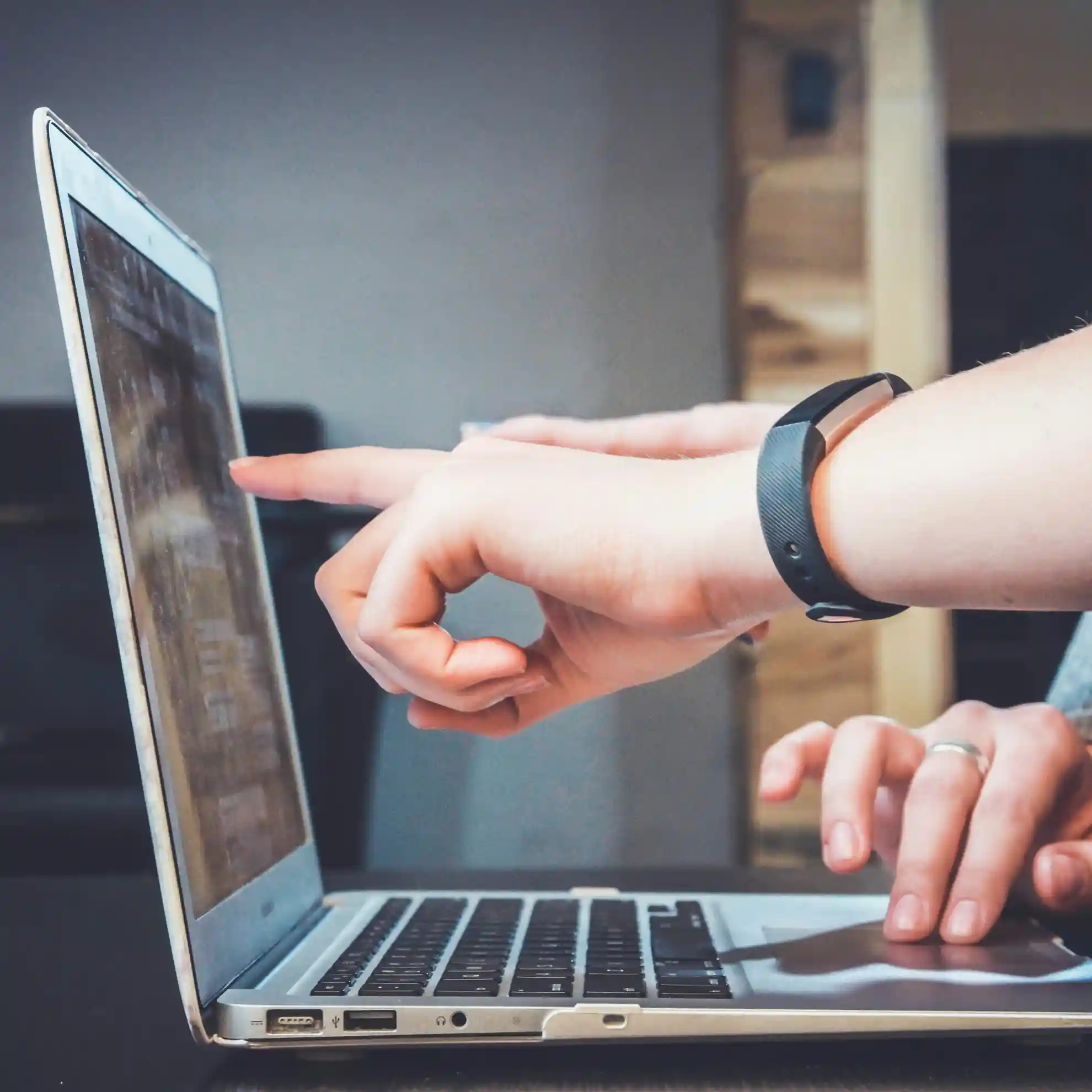 Formation en informatique : un formateur accompagne un apprenant sur ordinateur portable
